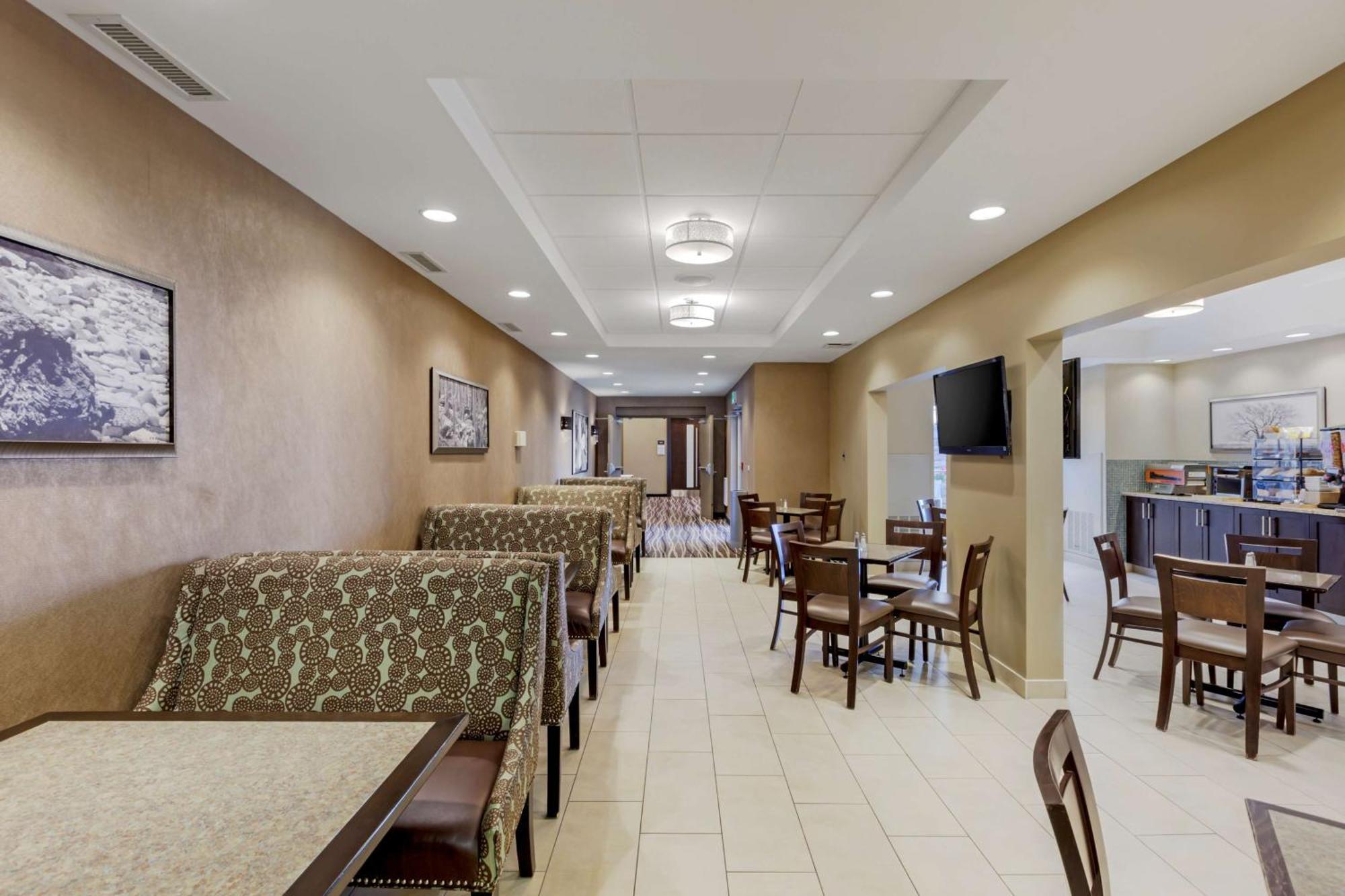 Best Western Plus Walkerton Hotel & Conference Centre Exterior photo